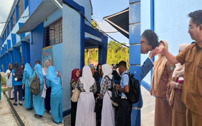 Kepala Sekolah dan Guru SMKN 8 Samarinda Terapkan Budaya Senyum, Salam, Sapa Setiap Pagi, Sambut Siswa dengan Penuh Kehangatan