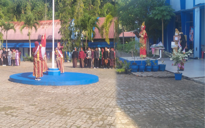 SMK Negeri 8 Samarinda Peringati Hari Kartini dengan Apel Pagi Bernuansa Adat Nusantara