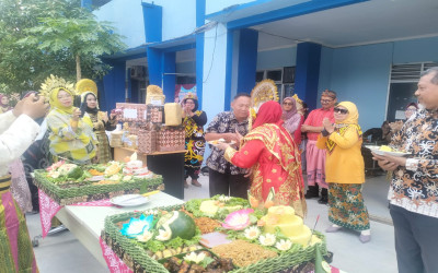 SMK Negeri 8 Samarinda Gelar Seremoni Pelepasan Dua Guru Purnatugas Penuh Haru